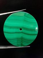 K Gems Batu Malachite Alami Potongan Datar Hijau Pelat Dial Jam Batu Permata Kustom Ketebalan 0.9mm Ukuran 31.50mm Lubang Tengah 2mm Rajasthan