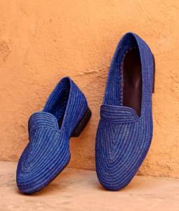 รองเท้าสานด้วยมือจากเส้นใยราฟเฟีย: รองเท้าสลิปออนสีน้ำเงินสไตล์โมร็อกโกจากช่างฝีมือ - Product Image 1