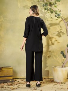 1. Conjunto de dos piezas de rayón pesado bordado de primera calidad para mujer con pantalones rectos |   Ropa Étnica Informal |   Exportación al por Mayor - Product Image 4