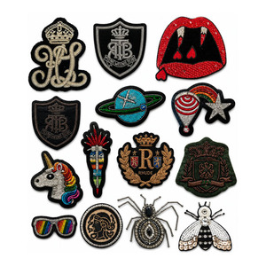 Badge brodé de luxe en forme de bouclier avec perles, motif couronne en lingots d'or, à coudre, taille et impression personnalisées, fabricant - Product Image 6