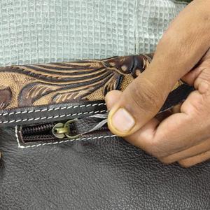 Bolso Bandolera Bohemio de Cuero Genuino, Impermeable y Antirrobo, con Borlas y Cierre de Cremallera, Color Marrón, para Mujer, Estilo Rajasthan - Product Image 3