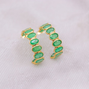 Vente en gros de boucles d'oreilles créoles en or jaune 18 carats avec émeraude ovale naturelle et pierres multiples serties, Memoria Jewels - Product Image 4