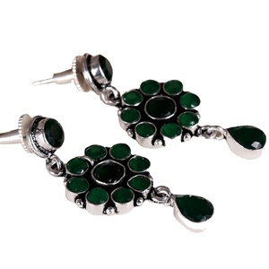 ต่างหูห้อยรูปดอกไม้สไตล์โบฮีเมียนประดับด้วยทองเหลืองชุบเงินและหินออนิกซ์สำหรับผู้หญิง |   เครื่องประดับอินเดียทำมือ |   ผู้จัดจำหน่ายสินค้าแฟชั่นขายส่งจำนวนมาก - Product Image 4