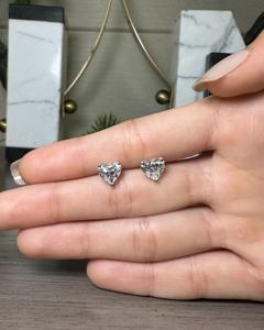 Par de pendientes con forma de corazón, con circonita cúbica plateada de corte brillante, estilo diamante, estilo clásico, romántico y minimalista. - Product Image 6