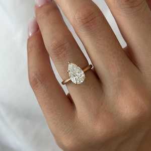Anillo de Compromiso con Diamante Cultivado en Laboratorio de 2.5 Quilates, Corte Pera, Diseño Tulipán Único, Oro Amarillo de 14k, Certificado IGI - Product Image 3