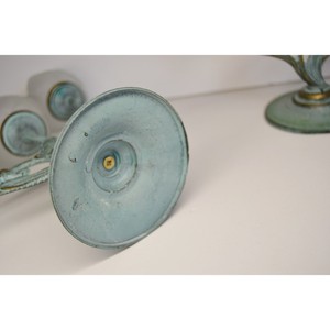 Candélabre en laiton antique avec abat-jour en forme de tulipe givrée, finition patine verte, décoration d'intérieur, design métallique durable - Product Image 3