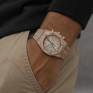 Reloj de pulsera cronógrafo de oro rosa con diamantes, caja y brazalete con bisel brillante, esfera marrón elegante y refinada. - Product Image 3