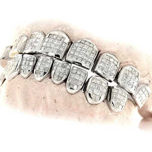 Juego completo de grillz de lujo estilo hip hop con incrustaciones de moissanita talla baguette y perlas de agua dulce, chapado en rodio con acabado en racimo, dientes de plata personalizados - Product Image 4