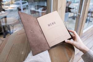 ที่ใส่เมนูหนังพับได้ ทนทาน หรูหรา พร้อมการป้องกัน สำหรับร้านอาหาร คาเฟ่ โรงแรม สำหรับนำเสนอเมนูอาหารและเครื่องดื่ม LMC-0159 - Product Image 5