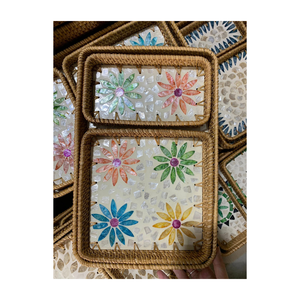 Plateau artisanal en rotin fait main avec plaque en nacre - Product Image 5