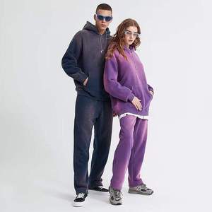 Ensemble sweat-shirt et pantalon de survêtement surdimensionné personnalisé, épais, délavé à l'acide, avec impression sérigraphique, broderie sur les manches, strass et effet vieilli - Product Image 2