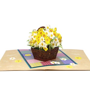 Tarjeta floral 3D emergente con narcisos amarillos y blancos en cesta, tarjeta de felicitación de Pascua hecha a mano en papel, tarjetas de felicitación 3D hechas a mano - Product Image 1