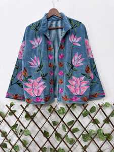 Manteau pour femme au design explosif et confort supérieur, en velours bleu poussière, broderie florale lotus, style bohème, veste courte pour femme - Product Image 3