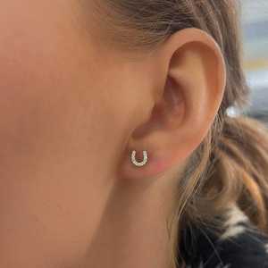 Pendientes de herradura de la suerte, par, con micro pavé de diamantes pequeños, minimalistas, personalizados, de oro macizo de 10K-18K, regalo para fiestas, venta al por mayor - Product Image 2
