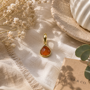 Pendentif en Cœur en Cornaline Fait Main |   Charme en pierre précieuse dorée pour collier - Product Image 1