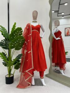 Tendance moderne Tabby Organza Impression numérique Salwar Kameez Robe rouge Palazzo Dupatta avec Dori Latkan Work Micro Liner pour les fêtes - Product Image 3