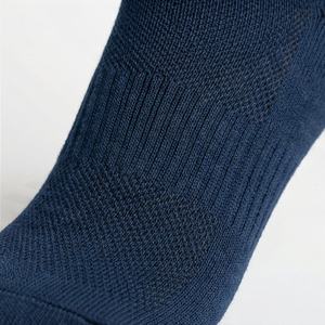 Chaussettes de football personnalisées antidérapantes pour l'industrie, chaussettes de sport respirantes de couleur personnalisée pour l'entraînement et la performance athlétique - Product Image 5