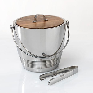 Seau à glace en métal poli avec base à nervures linéaires, couvercle en bois naturel, poignée pivotante et pinces assorties, idéal pour les fêtes - Product Image 6