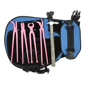 ชุดอุปกรณ์ดูแลกีบม้าระดับมืออาชีพ พร้อมผ้ากันเปื้อนช่างตัดแต่งกีบม้า ค้อนตีกีบม้า สีชมพู เครื่องมือถอดกีบม้า ที่ดึงตะปูม้า ที่ยึดตะปูม้าแบบจระเข้ - Product Image 1