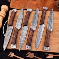 Premium handgemaakte Damascus stalen koksmessenset met walnoot houten handvatten, gekarteld lemmet, zesdelig, voor thuiskeuken koken