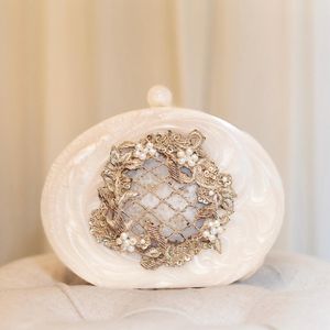 Elegante Bolso de Mano de Resina con Adornos Florales y Detalles de Perlas, Redondo, Artístico, para Regalo de Boda o Decoración - Product Image 1