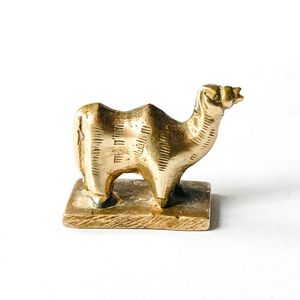 Figurine de chameau en laiton poli, accent de table pour décoration sur le thème du désert et arrangement d'événements de mariage - Product Image 2