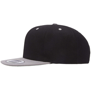 Gorra Snapback de 6 Paneles, Negra con Visera Gris en Contraste, Ajustable, Unisex, Estilo Urbano, Tela Twill, Casual - Product Image 3