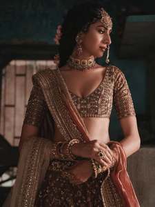Ensemble Lehenga Choli Dupatta brodé marron indien pakistanais, col en V, tenue de mariage festive - Product Image 1