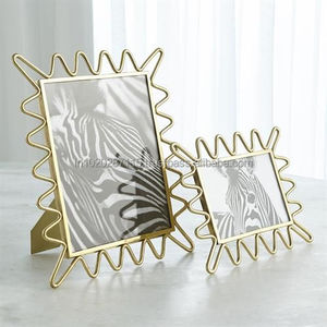 Elegante marco de fotos de metal para momentos memorables que muestra hermosos detalles, una estructura resistente y una apariencia elegante hoy. - Product Image 2