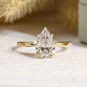 แหวนหมั้นทรงหยดน้ำแบบมินิมอลประดับเพชรเม็ดเล็กด้านข้าง แหวนทองคำแท้ 14K สำหรับเจ้าสาว - Product Image 1