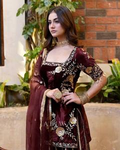 Ensemble de costume Sharara pour femmes en velours brodé, broderie florale à paillettes, tenue de fête à manches courtes à capuche - Product Image 2