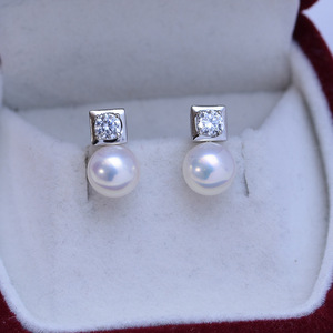 Pendientes Elegantes y Sencillos para Mujer, con Perlas Redondas Blancas de Agua Dulce de 8-9 mm, con Luz Intensa y Casi Impecables, en Plata S925 con Lazo - Product Image 1