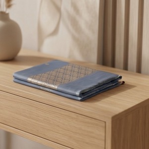 Élégante écharpe en soie et coton de Banarasi, tissu satiné - Product Image 2
