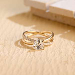 Anillo de Compromiso de Moissanita con Corte Trillón, Oro Amarillo de 14K, Banda Trenzada, Elegante Regalo de Cumpleaños para Mujer, Joyería Personalizada - Product Image 1