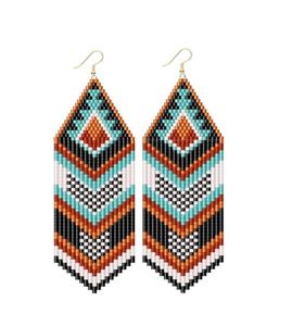 Pendientes de cuentas de vidrio a la moda para amantes de la moda contemporánea que complementan el armario con un accesorio artístico de cuentas. - Product Image 1