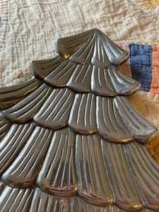 Assiette décorative vintage en métal pour Noël avec motif nœud pour la table de fête - Product Image 3