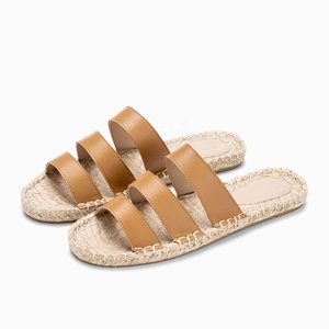 OEM ODM Sandales à brides triples en cuir véritable pour femmes, sandales à glissière respirantes, semelle vulcanisée, chaussures d'été pour femmes fabriquées au Bangladesh - Product Image 2