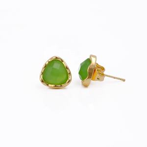Pendientes de tuerca facetados chapados en oro con triángulo de Calcedonia Prehnita para mujer, moda de moda hecha a mano, latón hecho principalmente al por mayor - Product Image 1