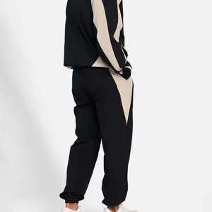 Ensemble de survêtement coupe-vent confortable avec veste et pantalon imprimés à motif uni - Product Image 1