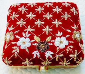 Pochette brodée en velours rouge faite à la main, écologique, avec travail de perles et zari doré, pour mariages, réceptions, soirées, Pâques, Nouvel An - Product Image 3