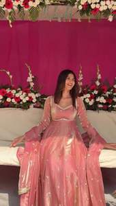 Completo Anarkali Premium in Seta <span class=keywords><strong>Fendi</strong></span> Rosa con Ricami e Paillettes, Anarkali e <span class=keywords><strong>Pantaloni</strong></span> con Dupatta in Seta <span class=keywords><strong>Fendi</strong></span> - Product Image 2