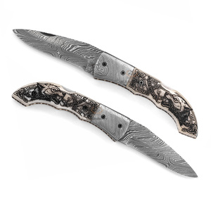 Cuchillo Plegable de Acero de Damasco de Grado Industrial Personalizado - Mango de Hueso de Camello con Grabado Láser - Cadena de Fenrir 19cm de Largo - Ideal para Camping - Product Image 4