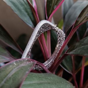 กำไลข้อมือเงินแท้ 925 รุ่น Revalia ลายฉลุกว้างประดับเพชร ชุบเงิน ดีไซน์โรแมนติกสไตล์วินเทจ สำหรับผู้หญิง - Product Image 4