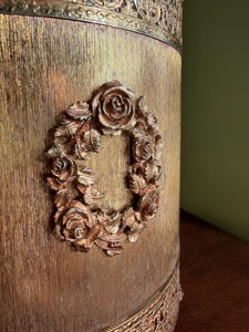 Corbeille à papier de style luxueux en métal doré et bois, avec pieds ornés et motif floral tridimensionnel, pour la maison et les cadeaux - Product Image 5