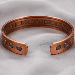 Brazalete de Cobre Hecho a Mano de Lujo con Números Romanos en Relieve, Personalización, Detalles Magnéticos, Regalo Promocional Novedoso - Product Image 3