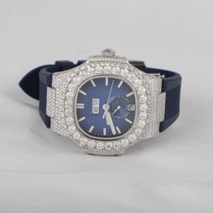 Montre en verre résistant à l'eau Verdantis VVS Moissanite, boîtier entièrement serti d'argent, chiffres romains classiques blancs, lunette cannelée, personnalisée - Product Image 1