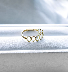Hermoso Anillo de Oro Amarillo de 14K con Incrustaciones de Piedras de Luna Arcoíris Naturales en Forma Ovalada - Product Image 2