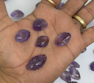 ลูกปัดอเมทิสต์สีม่วงแกะสลักรูปปลาหลากหลายแบบสำหรับทำเครื่องประดับ คริสตัลธรรมชาติขายส่ง - Product Image 1