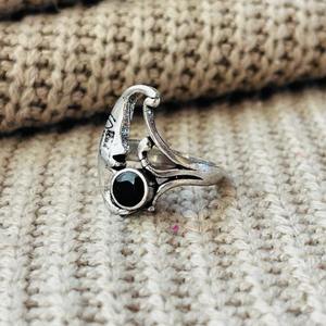 Bague Bohème Céleste Lune en Onyx Noir et Laiton, Plaqué Argent, Vintage, Croissant, Vente en Gros pour Femme - Product Image 6