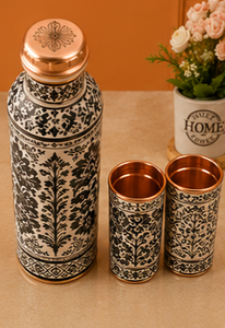 Ensemble élégant de bouteille d'eau et de gobelet en cuivre noir à motifs floraux, bouteille en cuivre imprimée monochrome de qualité supérieure avec gobelets assortis, fabriqués à la main - Product Image 2